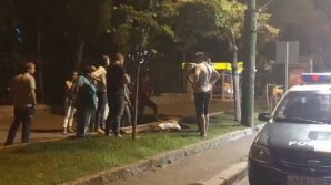 Un bărbat, în stare de inconştienţă pe o stradă din Capitală. Trecătorii, ULUIŢI. Ce a găsit Poliţia în buzunarul victimei (VIDEO)