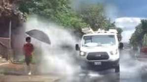 Momentul care un șofer este filmat cum trece intenționat prin bălți ca să stropească pietonii. Reacția companiei (VIDEO)