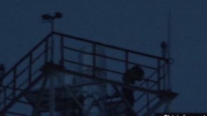 O femeie a stat cocoţată mai bine de cinci ore pe un turn situat în centrul Capitalei (VIDEO)