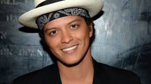 Bruno Mars, evacuat de urgență după ce scena a luat foc în timpul concertului (VIDEO)