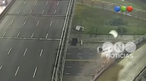 Accident spectaculos în Argentina. O mașină a zburat de pe o autostradă și a căzut în fața unei secții de poliție