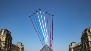 Piloţii francezi s-au făcut de râs: Au încurcat culorile drapelului în timpul paradei de Ziua Naţională a Franţei (VIDEO)