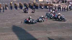 Incident la parada de Ziua Naţională a Franţei. Două motociclete de poliţie s-au ciocnit (VIDEO)
