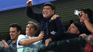 Diego Maradona, prins BEAT CRIŢĂ la volan. Argentinianul abia putea să lege câteva cuvinte
