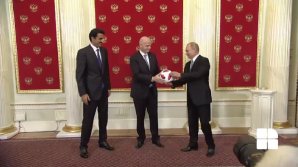FINALA CM 2018: Putin s-a întâlnit cu emirul Qatarului, căruia i-a predat balonul Cupei Mondiale