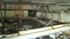 Condiții insuportabile pentru locatarii unui bloc locativ din Capitală. O țeavă spartă a umplut subsolul cu ape reziduale