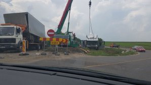 Accident grav pe traseul Orhei – Bălți. Un TIR a căzut în gol de pe un pod (FOTO)