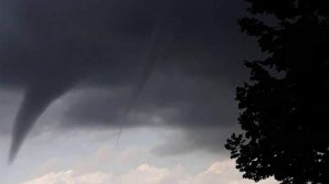 FENOMEN EXTREM DE RAR. O tornadă dublă a fost surprinsă în România (VIDEO)