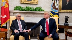 Donald Trump a încercat să-l ia de mână pe Jean-Claude Juncker. REACŢIA preşedintelui Comisiei Europene