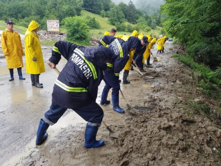 INUNDAȚII EXTREME în apropiere de Moldova. ARMATA a fost mobilizată. Autoritățile se așteaptă la ce e mai rău (FOTO)