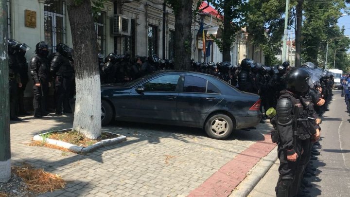 PROTEST pe strada Mateevici din Capitală. Polițiști echipați până în dinți păzesc sediul PAS (FOTO)