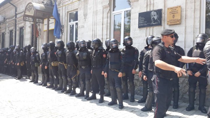 Proteste la PAS şi PPDA. Sediile celor două partide, protejate de sute de mascaţi echipaţi până în dinţi (FOTO)