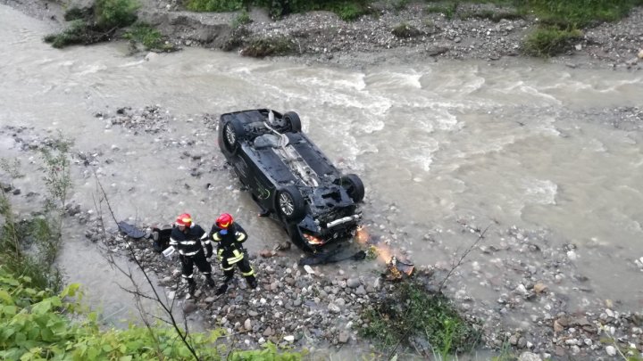 Zece tineri au fost grav răniţi după ce maşinile în care se aflau AU PLONJAT într-un râu