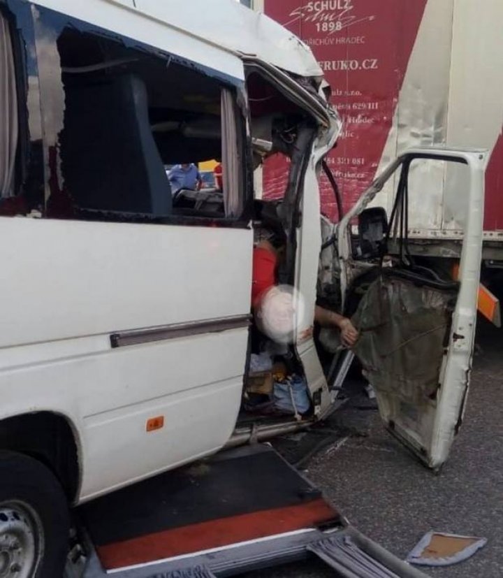 ACCIDENT ÎNGROZITOR în Ucraina: 10 morţi şi mai mulţi răniţi după ce un microbuz s-a ciocnit cu un camion (FOTO/VIDEO +18)