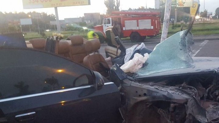 ACCIDENT VIOLENT ÎN KIEV. Un şofer beat criţă și-a făcut mașina zob după ce a intrat într-un stâlp (VIDEO)