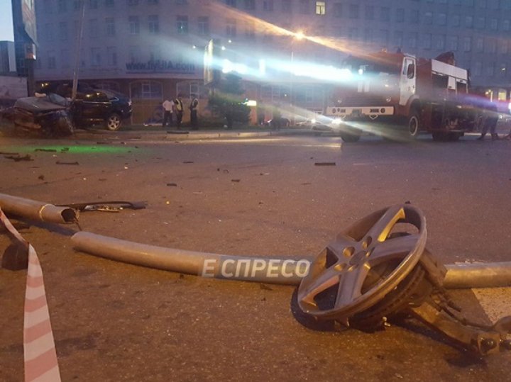 ACCIDENT VIOLENT ÎN KIEV. Un şofer beat criţă și-a făcut mașina zob după ce a intrat într-un stâlp (VIDEO)