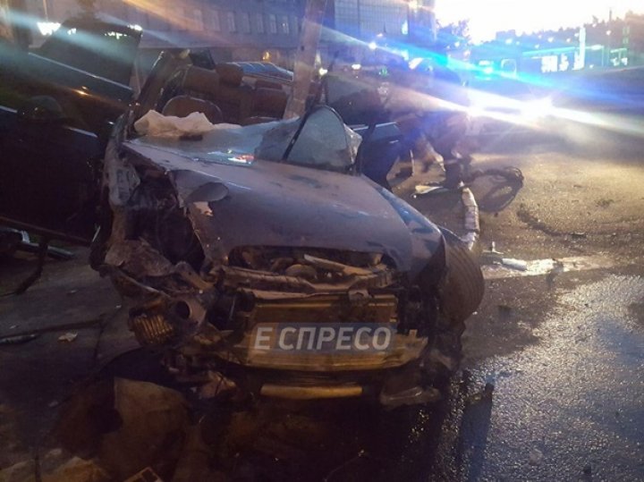 ACCIDENT VIOLENT ÎN KIEV. Un şofer beat criţă și-a făcut mașina zob după ce a intrat într-un stâlp (VIDEO)