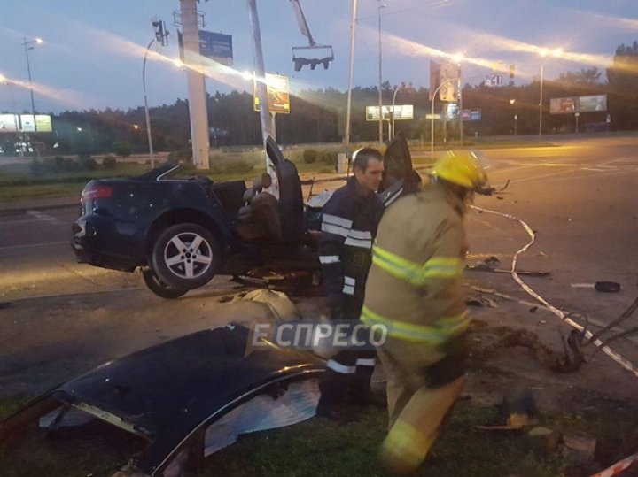ACCIDENT VIOLENT ÎN KIEV. Un şofer beat criţă și-a făcut mașina zob după ce a intrat într-un stâlp (VIDEO)
