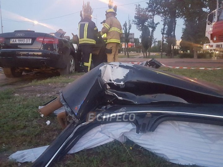 ACCIDENT VIOLENT ÎN KIEV. Un şofer beat criţă și-a făcut mașina zob după ce a intrat într-un stâlp (VIDEO)