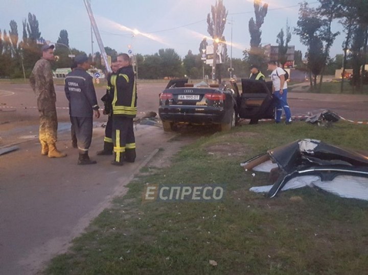 ACCIDENT VIOLENT ÎN KIEV. Un şofer beat criţă și-a făcut mașina zob după ce a intrat într-un stâlp (VIDEO)