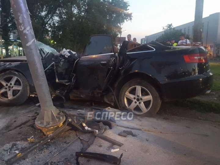 ACCIDENT VIOLENT ÎN KIEV. Un şofer beat criţă și-a făcut mașina zob după ce a intrat într-un stâlp (VIDEO)