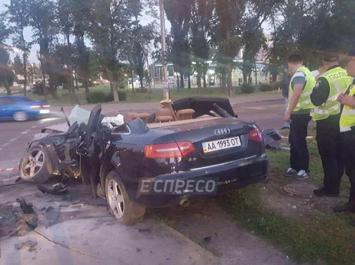 ACCIDENT VIOLENT ÎN KIEV. Un şofer beat criţă și-a făcut mașina zob după ce a intrat într-un stâlp (VIDEO)