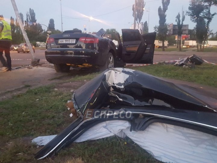 ACCIDENT VIOLENT ÎN KIEV. Un şofer beat criţă și-a făcut mașina zob după ce a intrat într-un stâlp (VIDEO)