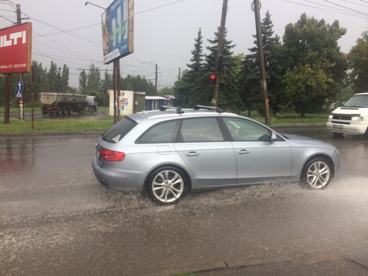 PLOAIE PUTERNICĂ în Chişinău! Străzile sunt INUNDATE (GALERIE FOTO)