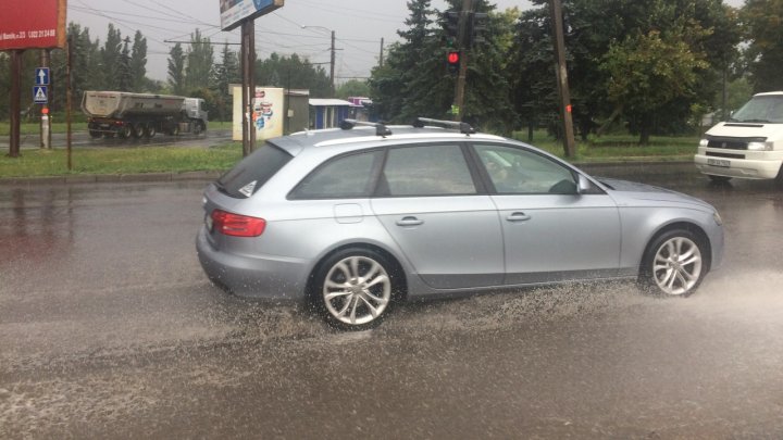 PLOAIE PUTERNICĂ în Chişinău! Străzile sunt INUNDATE (GALERIE FOTO)