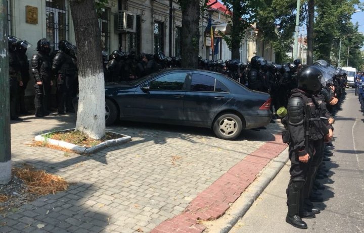 Proteste la PAS şi PPDA. Sediile celor două partide, protejate de sute de mascaţi echipaţi până în dinţi (FOTO)