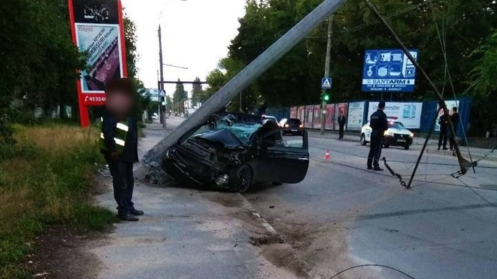 Accident grav în Capitală. O tânăra de 20 de ani, a ajuns cu mașina într-un stâlp