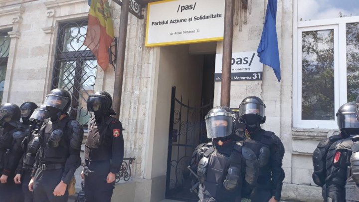 Proteste la PAS şi PPDA. Sediile celor două partide, protejate de sute de mascaţi echipaţi până în dinţi (FOTO)