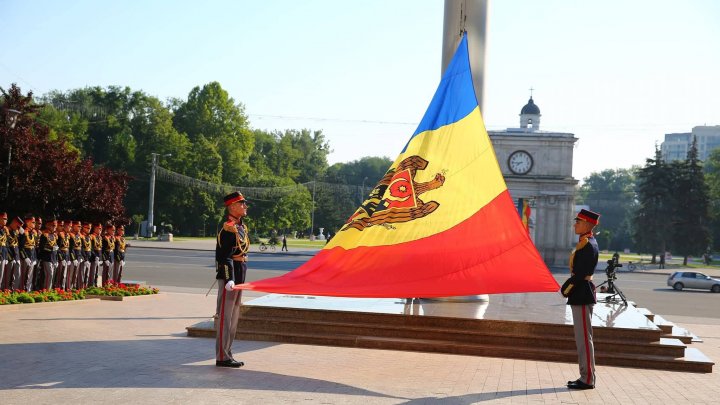 Zi de doliu naţional în memoria victimelor deportărilor. Drapelele de stat au fost coborâte în bernă (GALERIE FOTO)