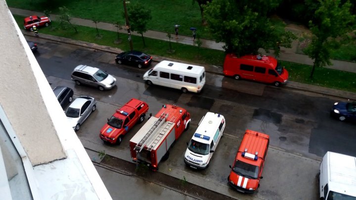 Pompierii au STINS incendiul din Sectorul Ciocana al Capitalei (FOTO/VIDEO)