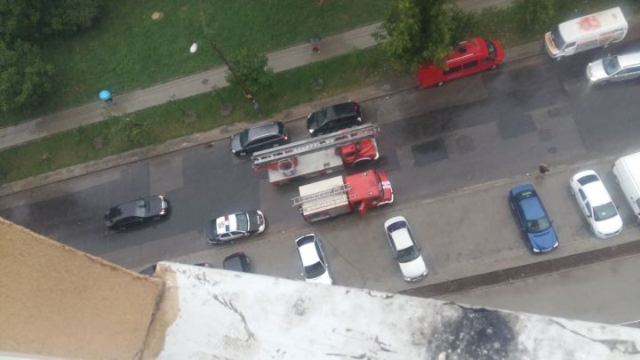 Pompierii au STINS incendiul din Sectorul Ciocana al Capitalei (FOTO/VIDEO)