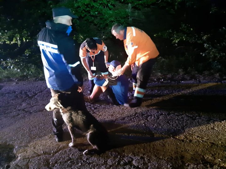 Lecţie de omenie. Un câine a salvat viaţa unui bărbat după ce acesta a suferit un accident de bicicletă (VIDEO)