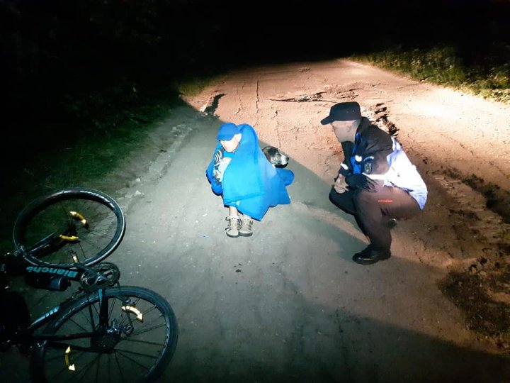 Lecţie de omenie. Un câine a salvat viaţa unui bărbat după ce acesta a suferit un accident de bicicletă (VIDEO)
