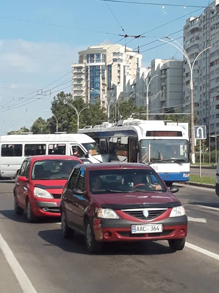 Nu au putut împărţi strada! Un maxi-taxi "a intrat" pe uşa din mijloc a unui troleibuz (FOTO/VIDEO)