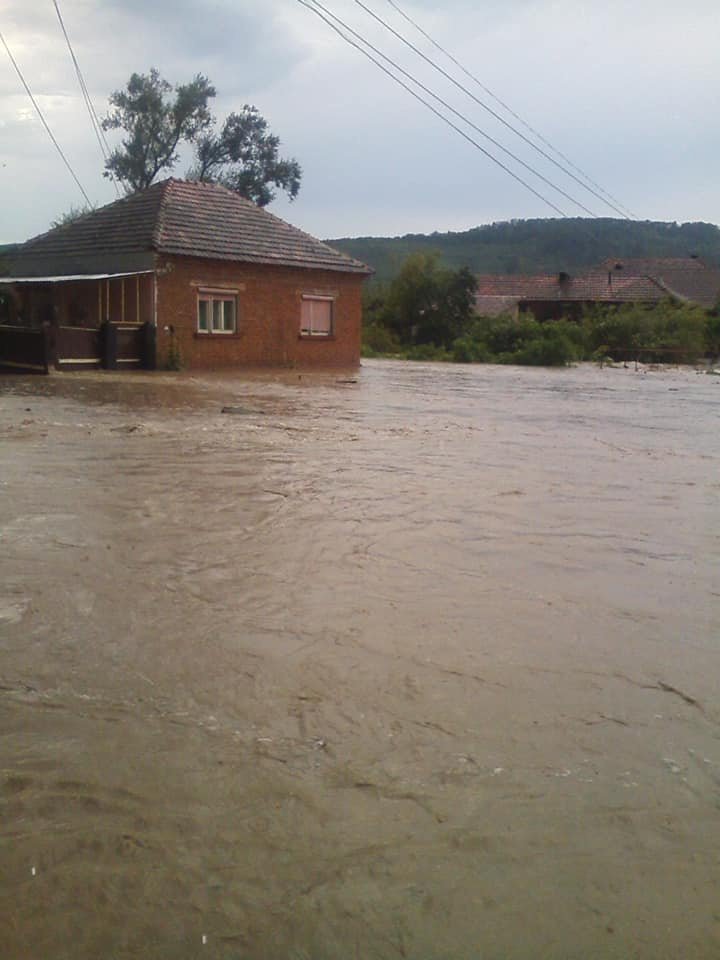 POTOP ÎN ROMÂNIA. Un oraș întreg a fost inghițit de ape (VIDEO)