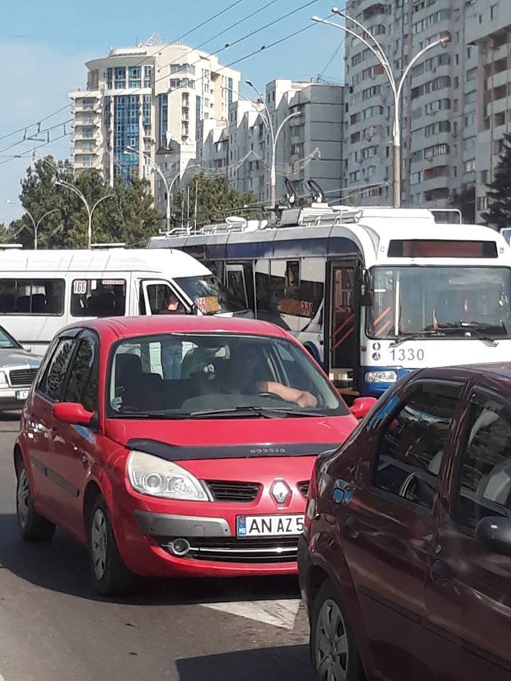 Nu au putut împărţi strada! Un maxi-taxi "a intrat" pe uşa din mijloc a unui troleibuz (FOTO/VIDEO)