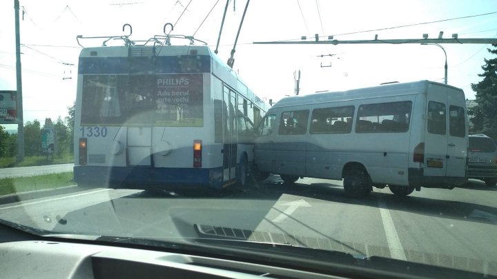 Nu au putut împărţi strada! Un maxi-taxi "a intrat" pe uşa din mijloc a unui troleibuz (FOTO/VIDEO)