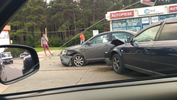 ACCIDENT GRAV pe strada Calea Orheiului. Două maşini S-AU LOVIT VIOLENT (FOTO) 