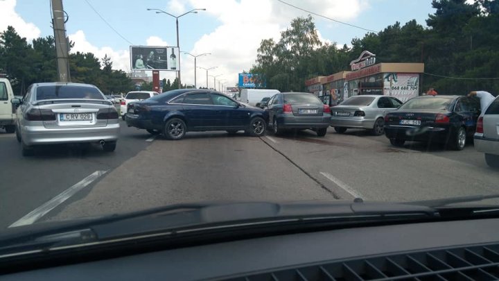 ACCIDENT GRAV pe strada Calea Orheiului. Două maşini S-AU LOVIT VIOLENT (FOTO) 