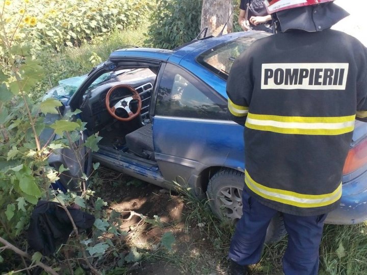 ACCIDENT GRAV în apropierea satului Dobrogea Nouă! O mașină a fost făcută zob după ce a tamponat într-un copac (FOTO)