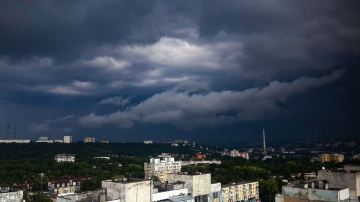 (IMAGINI SPECTACULOASE) Vine ploaia! Norii negri au înconjurat Capitala 