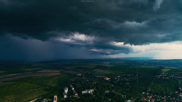 (IMAGINI SPECTACULOASE) Vine ploaia! Norii negri au înconjurat Capitala 