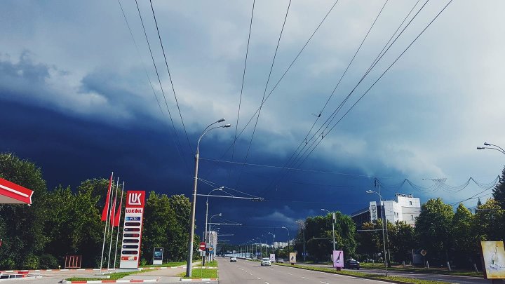 (IMAGINI SPECTACULOASE) Vine ploaia! Norii negri au înconjurat Capitala 