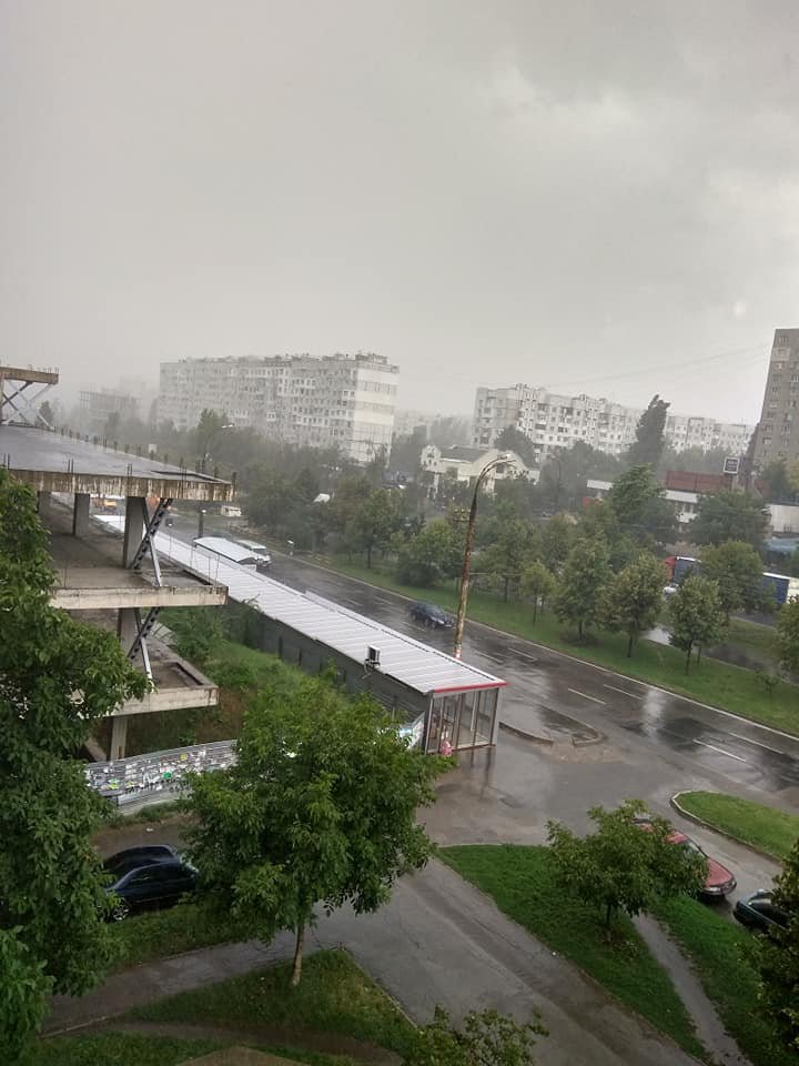 PLOAIE PUTERNICĂ în Chişinău! Străzile sunt INUNDATE (GALERIE FOTO)