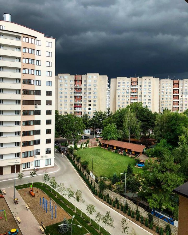 (IMAGINI SPECTACULOASE) Vine ploaia! Norii negri au înconjurat Capitala 