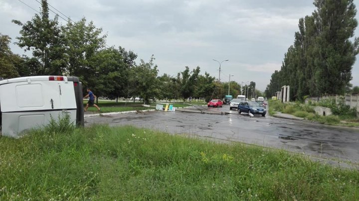 Accident în sectorul Buiucani al Capitalei! O dubiţă a intrat într-un stâlp de electricitate (FOTO)